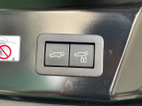 【パワーバックドア】スマートキーや運転席のボタンを押すだけでリアゲートが自動で開閉します!荷物を持っている時や、高い位置にあるバックドアを閉める際に便利な機能です♪