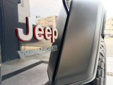 シルバーに赤の縁取りのJeepバッジ
