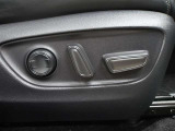 運転席はパワーシートなのでお好みのドライビングポジションに調整可能です♪
