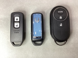 スマートキーを装備しています。鍵を差し込むことなくドアロックの開け閉めと、スタートボタン操作でのエンジンスタートができます。加えて、純正リモコンエンジンスターター用の操作キーもついています。
