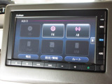 ナビゲーションは純正メモリーナビ(VXM-225Ci)を装着しております。AM、FM、CD、Bluetoothがご使用いただけます。初めて訪れた場所でも安心ですね!