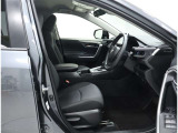 視認性のよいインパネ周りです!操作スイッチやカップホルダーも使いやすい位置に配置されています♪