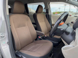 運転席まわりには十分なスペースがあり、大柄な方でもゆったり運転していただける環境です。