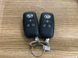 【スマートキー】 スマートキーを携帯していれば、ドアハンドルのボタンを押してロックの解除ができ、パワースライドドアもワンタッチで開閉できます。