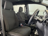 運転席まわりには十分なスペースがあり、大柄な方でもゆったり運転していただける環境です。