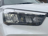 【LEDヘッドライト】悪天候や夜間走行時も良好な視界を確保し安心して運転できる高輝度LEDヘッドライトを装備!点灯速度が早く、消費電力も抑えられています。