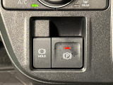 指先だけで簡単に操作が可能な電動パーキングブレーキを採用。「HOLD」スイッチを押すと、渋滞や信号待ちなどでブレーキペダルから足を離しても、ブレーキを保持するので安心です