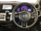 【ハンドル】運転にかかわる様々な操作を安全に行えるように視点移動が少なく操作性に配慮されたスイッチ類が凝縮されたコックピットです。