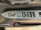 電動格納式リモコンドアミラーと、パワーウィンドウスイッチ等は運転席ドアにあります。