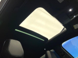 ●サンルーフ:開放感たっぷりの希少装備、サンルーフが装着されています!車内に明かりを取り入れたり景色を楽しむ以外にも、車内の空気も簡単に換気できて快適です!