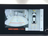 バックカメラの他に上から見下ろしたような画像が見れるアラウンド(全方位)モニター。前後左右を把握できる、すごい機能が装備されています!