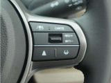◆アダプティブクルーズコントロール◆予め設定した車速内でクルマが自動的に加減速。前走車との適切な車間距離を維持しながら追従走行します。【LKAS】車線維持支援システムでステアリング操作を支援。