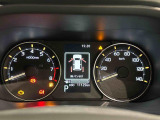 様々な車両情報を表示できるTFTマルチインフォメーションディスプレイを中央に配した視認性の高い大型2眼メーターです