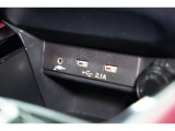 小物の収納に便利なセンタートレイには携帯等のデバイスの充電可能なUSB出力電源付です。