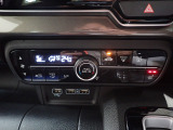 運転席からも手が届きやすく、操作しやすい空調コントロールパネル。オートエアコンなので操作の煩わしさが無くオールシーズン快適にドライブできます。快適空間で運転に集中できますね。