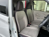 運転席もゆったりとお座り頂けます。