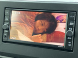 停車中には、地上デジタル放送を楽しめます。休憩時間や待ち時間に、お気に入りの番組を視聴できるのは嬉しいポイントです。