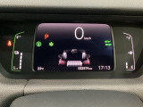 デジタル表示のスピードメーターとタコメーター、燃費やオドメーターなどの表示の他に、ホンダセンシング機能などの表示もできる多機能なマルチインフォメーション・ディスプレイです。