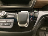 ハイブリッド専用セレクトレバーです。シフトチェンジを電子信号で送信するセレクトレバーを採用していますので、軽快でスマートな操作を楽しめます。