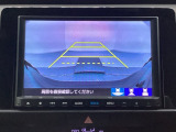 バックでの車庫入れも安心です!リアカメラが付いているバックモニター付のナビを装備しております。操作線もついており距離感も画面から確認できます。