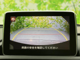 後方確認をサポートするモニター画面は、安全な運転に貢献します。狭い道や駐車時も、より安心してお車を操作できます。