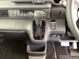 足元スッキリ、インパネシフトです。パーキングブレーキは電子制御パーキングブレーキタイプなので、運転席と助手席の間がスッキリしています。