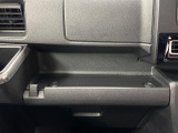 助手席側のインパネは多機能!間口の広くて使いやすいトレイや何かと工具や買い物袋を掛けれる便利なフック付き!