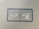 【パワーバックドア】スマートキーや運転席のボタンを押すだけでリアゲートが自動で開閉します!荷物を持っている時や、高い位置にあるバックドアを閉める際に便利な機能です♪
