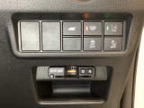 ハンドルの右側にHondaセンシング用のメインスイッチとパワーテールゲートスイッチがついています。パワーテールゲートスイッチは車内からでも開け閉めを電動でできます。その下にはETC2.0があります。