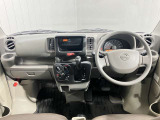 使いやすく安全な操作性と、良好な視界を実現した運転席!前席での移動がスムースなウォークスルー!