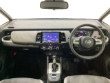 車内は光触媒抗菌消臭施工済です。インパネ周りはスタイリッシュなデザインで機能や装備も充実しています。グローブボックスやカップホルダーのほかにトレーなどたくさんの収納スペースが付いています。