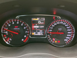 視認性の高いメーターで、運転に必要な情報を一目で確認できます。スポーティーなデザインが、ドライビングへの情熱を掻き立てます。