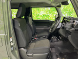 運転席周りは、シンプルで機能的なデザイン。操作しやすい配置で、快適なドライブをサポートします。