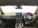 運転席は、大きな座面と包み込むような背もたれがドライバーの身体全体をしっかり支えます。上質なシート素材と座り心地のよいクッションを採用し、長時間の運転やコーナーの多い道も快適です
