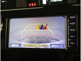 カラーバックガイドモニター装着車は後退時の強い味方です。車庫入れや縦列駐車の際、後退操作の参考になるガイドラインをナビ画面に表示します。後退時には直接後方を確認してくださいね。