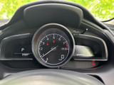 視認性の高いメーターで、運転状況を的確に把握。必要な情報を一目で確認でき、安全運転をサポートします。落ち着いたデザインも魅力です。