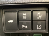 ハンドルの右側にHondaセンシング用のメインスイッチとパワーテールゲートスイッチがついています。パワーテールゲートスイッチは車内からでもテールゲートの開け閉めを電動でできます。