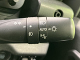 操作しやすい位置に配置されたウインカーレバーで、安全な車線変更をサポートします。直感的な操作性を実現。