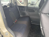 ★リアシート★昔に比べて足元がゆったり広くなりました。運転席だけではなく、すべての席に座ってみて下さい。同乗者様もきっと喜ばれると思います。