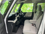 運転席からの視界は広く、周囲の状況を把握しやすい設計です。操作性にも優れ、快適なドライブをサポートします。