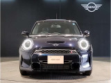 MINIのボンネットはヘッドライト部分に穴が開いている特徴的なもので御座います。MINIの伝統やこだわりがこういったところにも表れております。