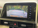【バックカメラ】駐車時に後方がリアルタイム映像で確認できます。大型商業施設や立体駐車場での駐車時や、夜間のバック時に大活躍!運転スキルに関わらず、今や必須となった装備のひとつです!