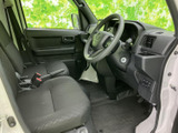 運転席からの視界は良好。シンプルな操作系で、運転に集中できます。快適なドライブをサポートします。