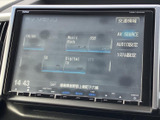 様々なメディアに対応し、高音質なサウンドを楽しめます。お気に入りの音楽を聴きながら、快適なドライブを満喫しましょう。Bluetooth接続でスマホとの連携も可能です。