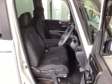 フロント広々、ベンチシートの運転席は、ハイトアジャスターが付いているので、快適にドライブができます。ハンドルはチルトステアリングで、ハンドル位置を上下に調節できます。