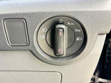 ダイヤル式のLEDヘッドライトスイッチ。オートライトも装備され、夕方やトンネルが続く道路でも手を煩わせません