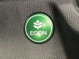 ECON モードをON にするとアクセルペダルの動きに対するエンジンの反応とエアコンの制御を切り換えることで、燃費のいい運転をするドライバーがペダルを踏んだ時と同じようにエンジンを制御します。
