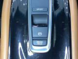 セレクトレバーの下に電子制御パーキングブレーキがあります。スイッチひとつで、停車した地点の傾斜などをシステムが検知・判断してブレーキ力を自動的に最適制御し、しっかり停車できるパーキングシステムです。