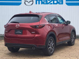 【ブラインド・スポット・モニタリング】隣車線を後方もしくは側方から接近する車両を検知してドアミラーに表示。その状態でのウインカー操作の際には警報音で危険をお知らせ。駐車場からバックで出庫の際にも活躍!