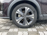 純正アルミホイール。タイヤサイズは205/55R17です。